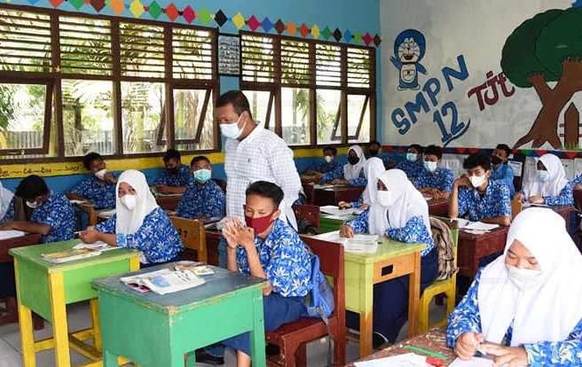 Bupati Romi Hariyanto Sidak ke Sekolah-sekolah untuk memastikan semua siswa sudah divaksin Covid-19