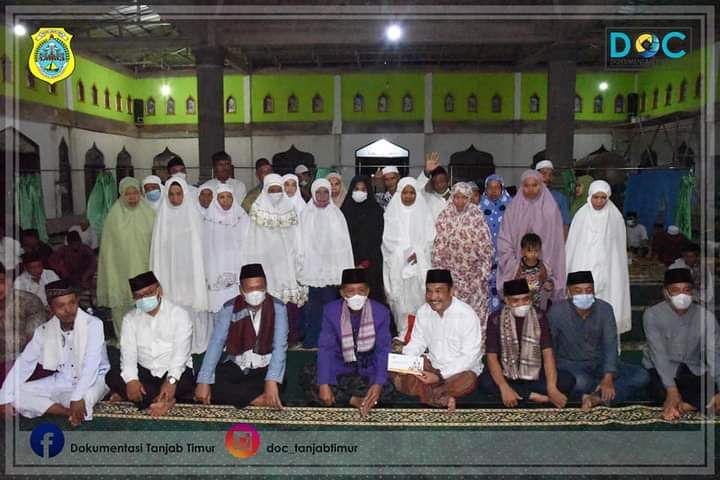 Foto bersama pengurus masjid