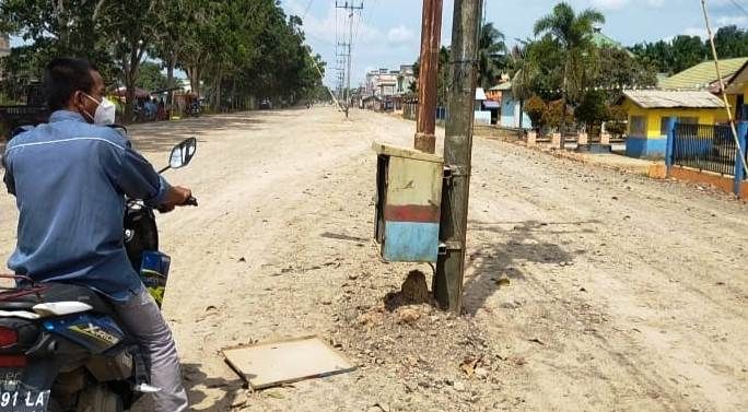 Tiang Listrik Tengah Jalan Rantau Rasau