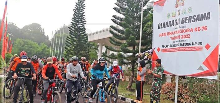 Bupati Romi Beserta Istri Saat Gowes HUT Bhayangkara ke - 76