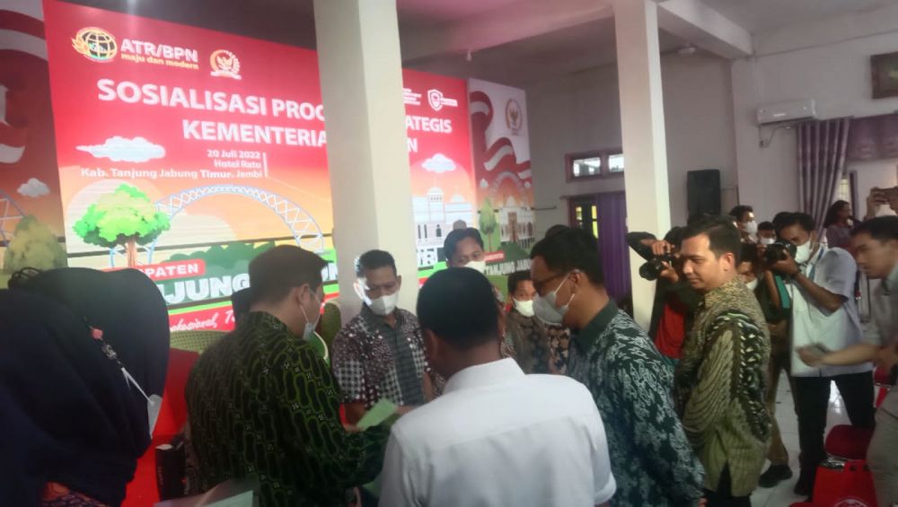 Saat prosesi penyerahan Sertifikat kepada Masyarakat secara Simbolis 