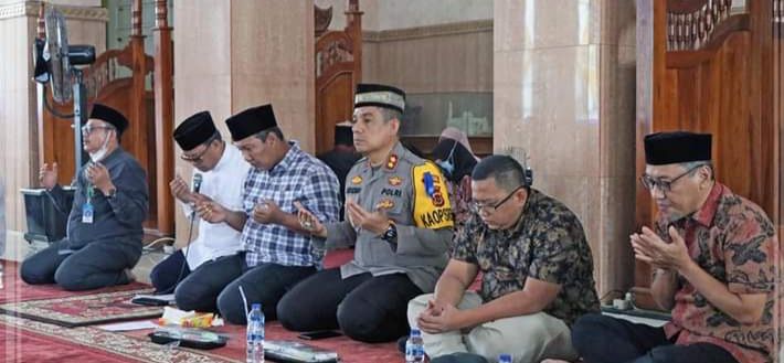 Romi Saat Berdoa Dalam Pelepasan JCH 