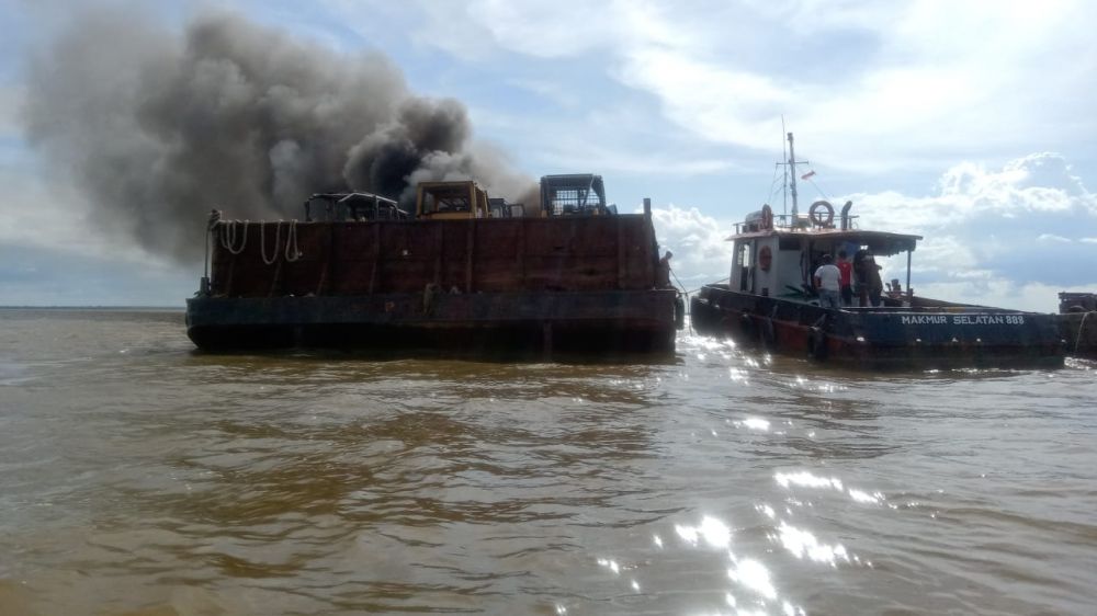 Tongkang KM Makmur Selatan 888 terbakar Saat Melintas Perairan Tanjabtim, Jambi.