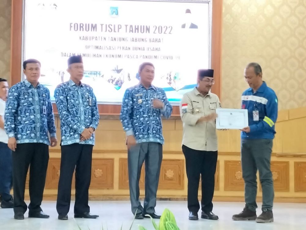 Bupati Tanjab Barat Memberikan Award Kepada Pihak Perusahaan 