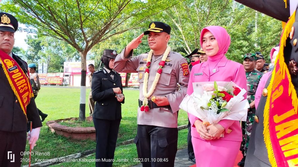 AKPB Muharman Arta Disambut Tradisi Pedang Pora 