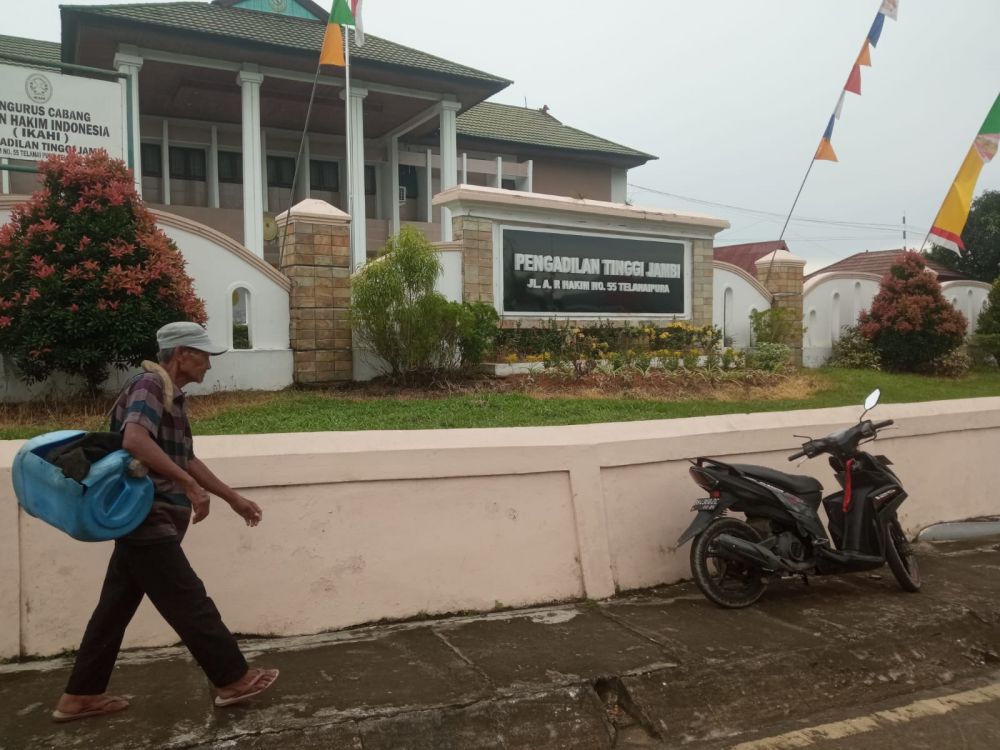 Seorang pedagang saat melintas Pengadilan Tinggi Jambi 