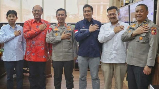 Kepala SKK Migas Sumbagsel, Anggono Mahendrawan (nomor 3 dari kanan) bersama Kapolda Jambi, Irjen Pol Rusdi Hartono