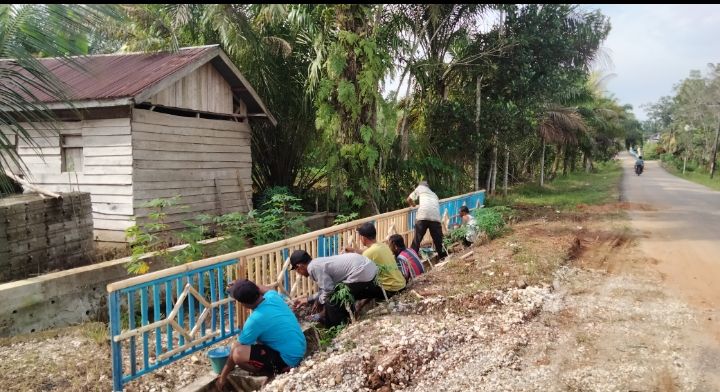 Warga Desa Sendang Sari Lakukan Kerja Bhakti 