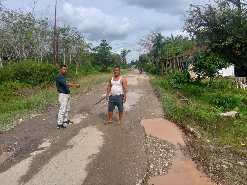 Tanpak Kerusakan Jalan Poros Desa Siliwangi 