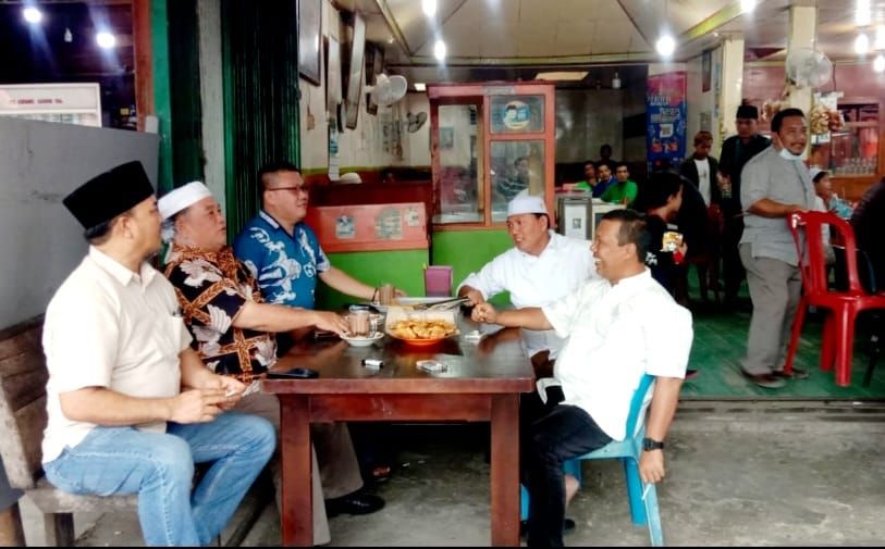 H. Romi Hariyanto,SE Saat Ngopi Santai Bersama Beberapa Ketua Parpol, Tomas dan  Toga