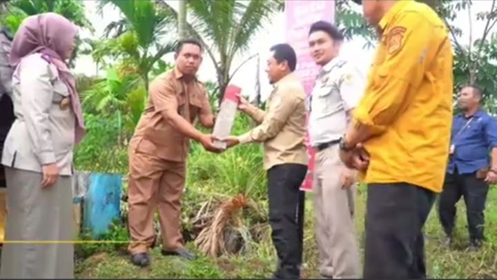 Sekda Sapril, S.Ip saat Menyerahkan Patok Beton Batas Wilayah 