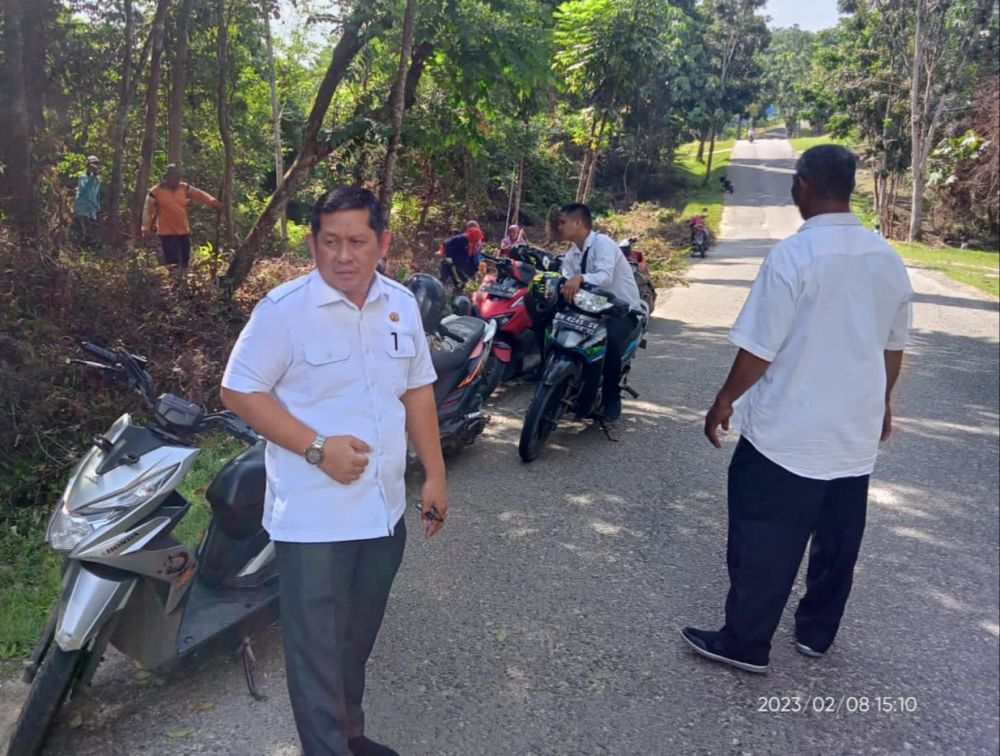 Kadis DLH Sarolangun Saat meninjau Pembersihan Lingkungan Setempat 