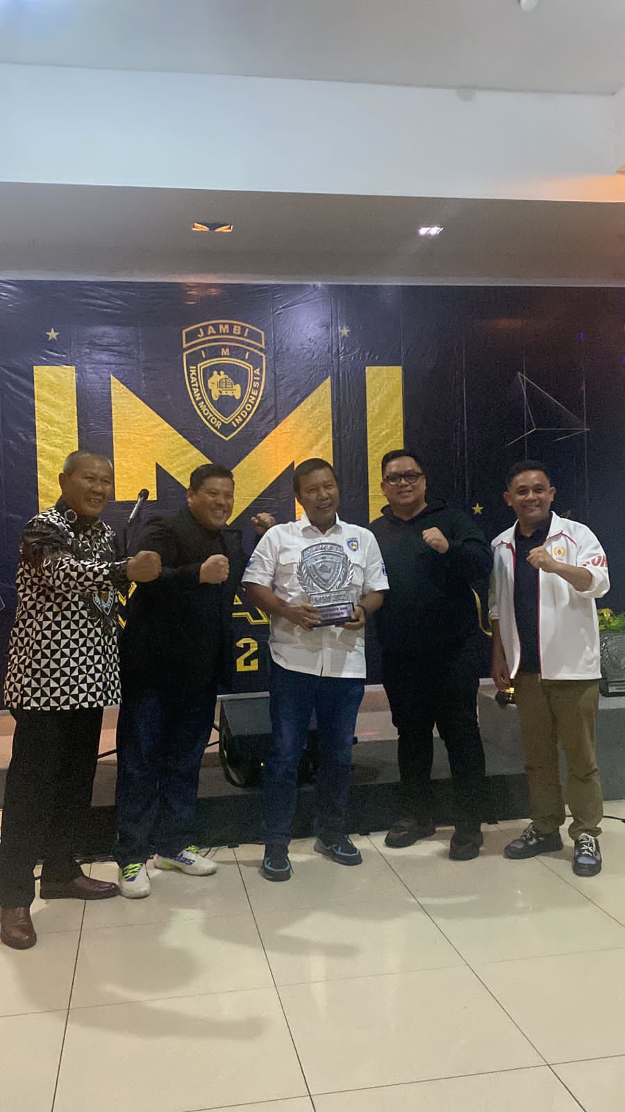 Romi Hariyanto saat menerima Penghargaan IMI Award