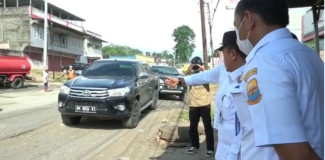 Gubermur Jambi Tinjau langsung perbaikan Jalan Nasional yang Rusak 