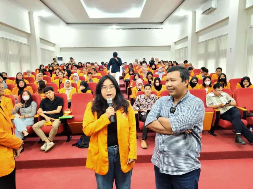 Romi Hariyanto bersama Mahasiswa Unja