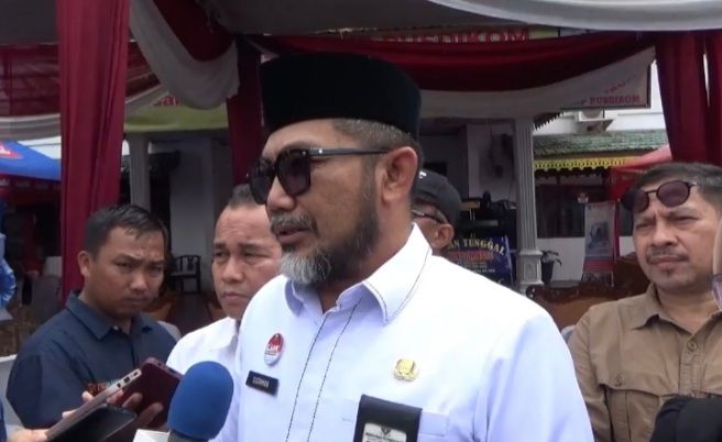 Sekda Provinsi Jambi Sudirman saat diwawancara awak media 