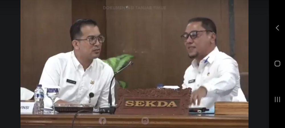 Sekda Sapril Saat Bincang Dengan Pejabat Bappeda Provinsi Jambi Usai Membuka Musrenbang 