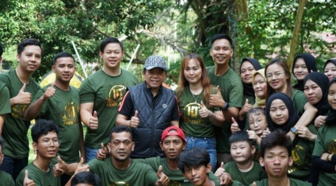 Gubernur Jambi Al Haris Saat Fose Bersama Pengelola Taman Wisata Kampong Radja 