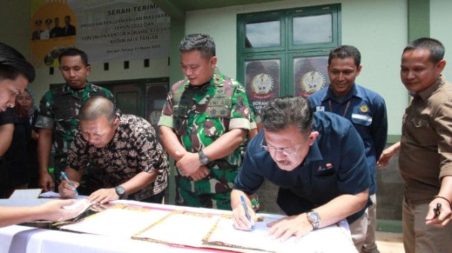 Bupati Tanjabtim, Romi Hariyanto menandatangani serah terima bantuan SKK Migas - KKKS PetroChina melalui Program Pengembangan Masyarakat Tanjabtim Senilai Rp 16,7 Miliar.