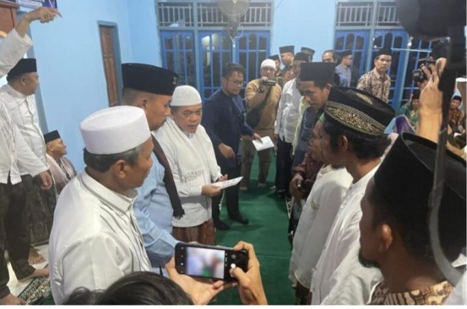 Gubernur Al Haris Saat Memberikan Bantuan Keuangan Buat Masjid 