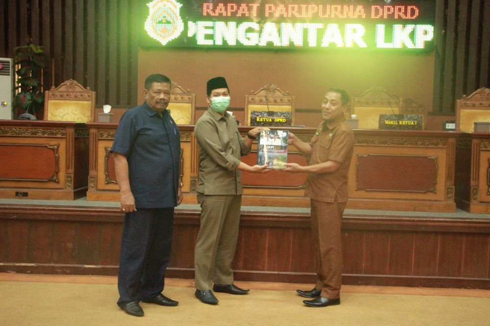 Ketua DPRD Tanjabtim Mahrup Didampingi Wakil 2 Gatot Sumarto Menerima Dokumen LKPJ Bupati Tahun 2022