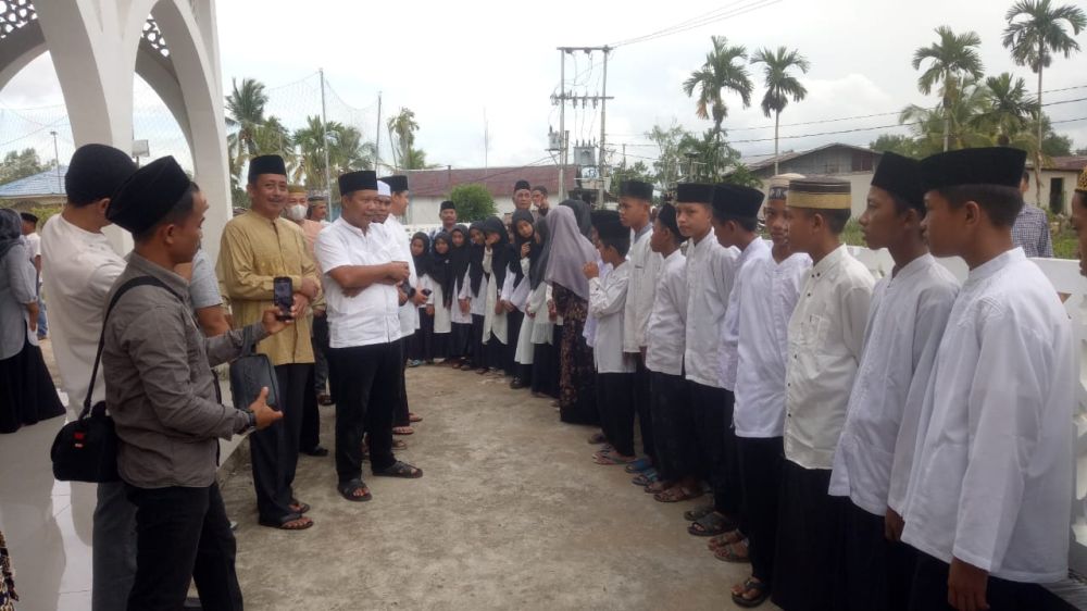 Terlihat Bupati Romi Saat Bercengkrama Bersama Pemuda Masjid dan Tokoh Agama