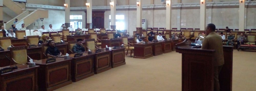 Bupati Romi Menyampaikan Jawaban Esekutif 