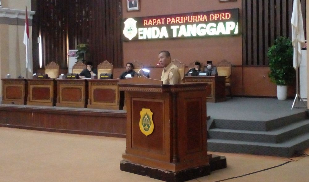 Bupati Romi Saat Membacakan Jawaban Eksekutif 