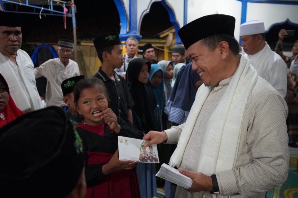 Gubernur Jambi Al Haris Saat Memberikan Santunan Kepada Anak Yatim 