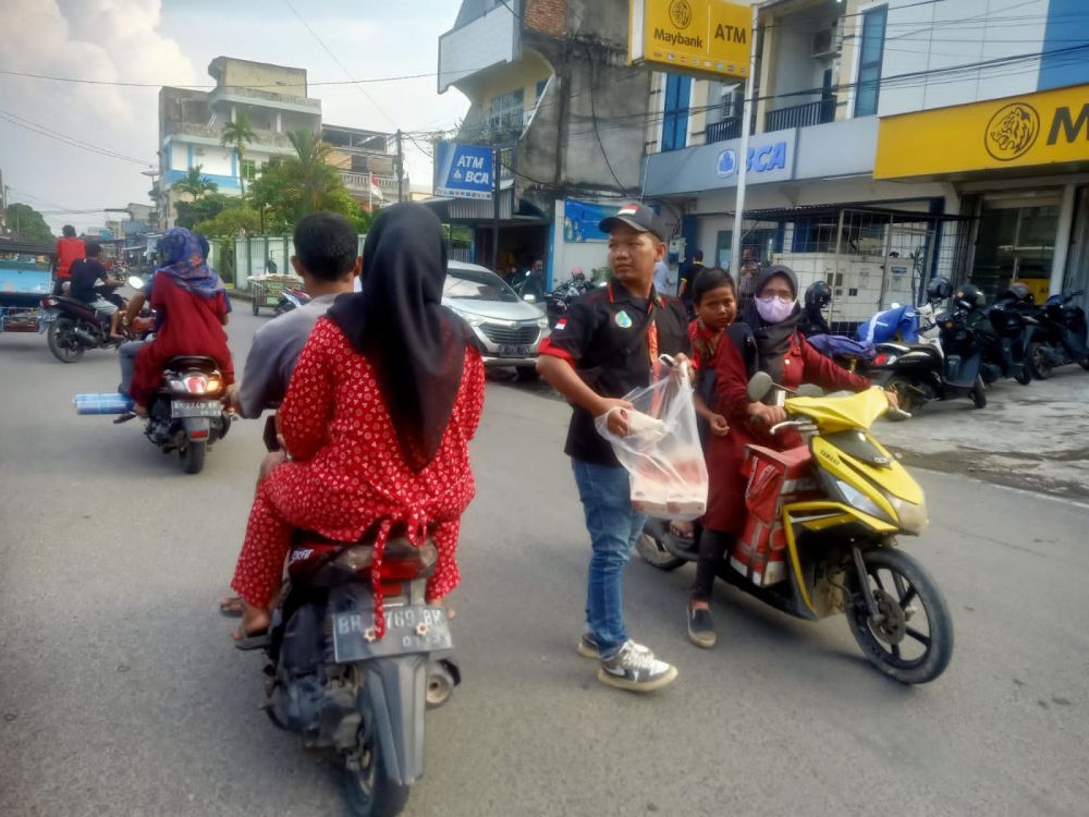 PD IWO Tanjab Barat Bagi Bagi Takjil Kepada Pengguna Jalan