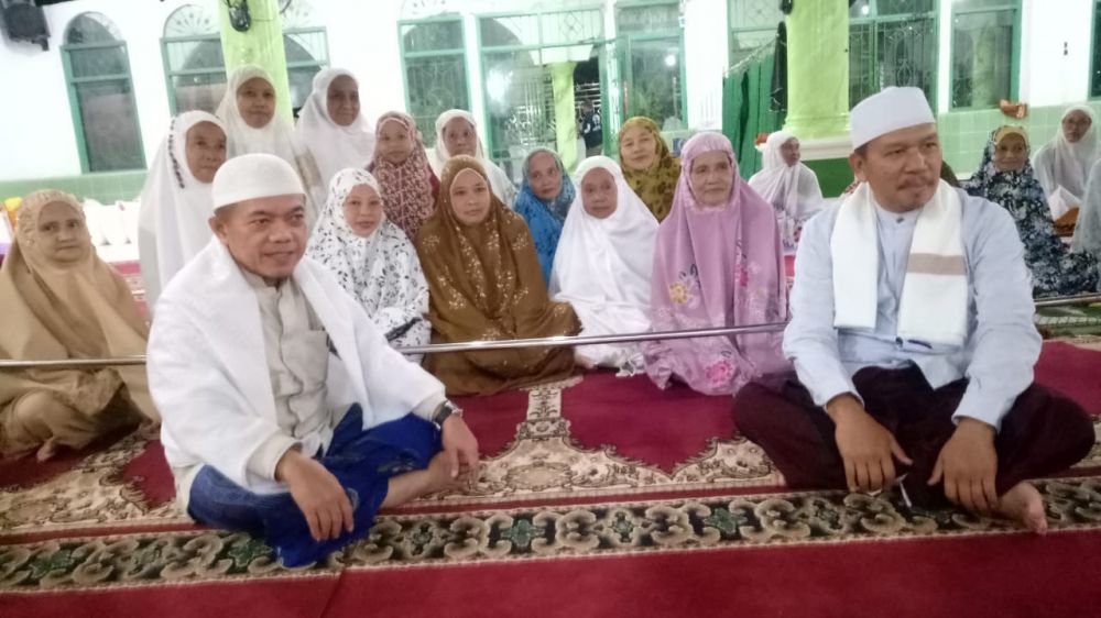 Gubermur Al Haris Nongkrong Bersama Warga Usai Sholat Subuh 