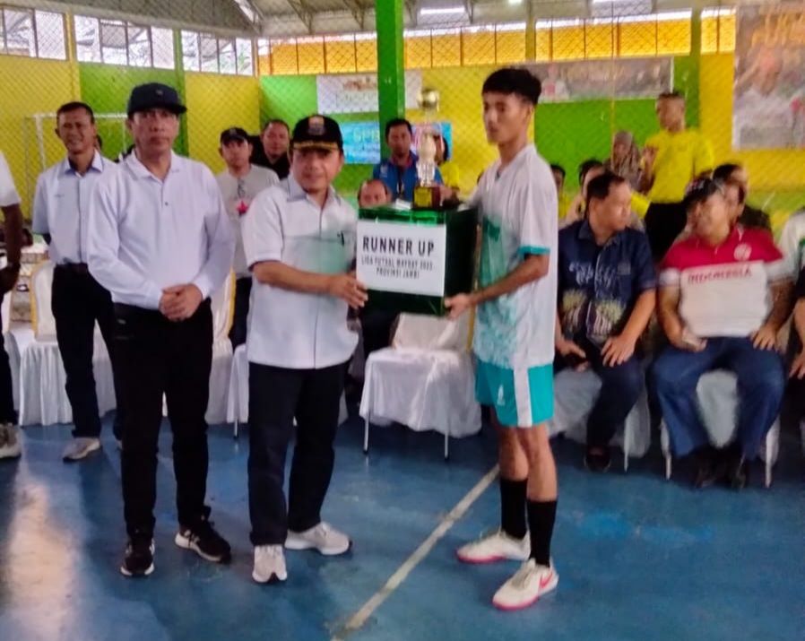 Gubenrur Al Haris Menyerahkan  Hadiah Pemenang Futsal 