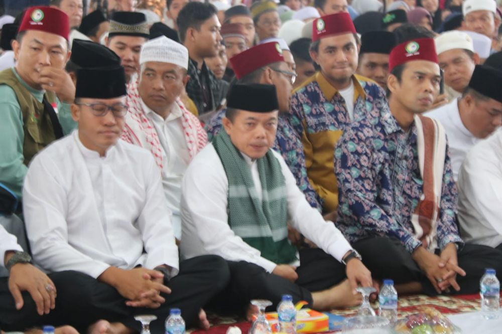 Terlihat Gubernur Al Haris duduk bersama Ustadz Abdul Somad