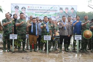 Gubernur Al Haris Dampingi Pangdam Sriwijaya Tanam Mangrove Serentak 