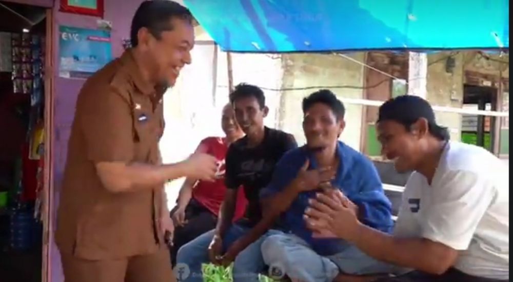 Sekda Sapril Hampiri Warga Usai Memberikan Bantuan Korban Puting Beliung 