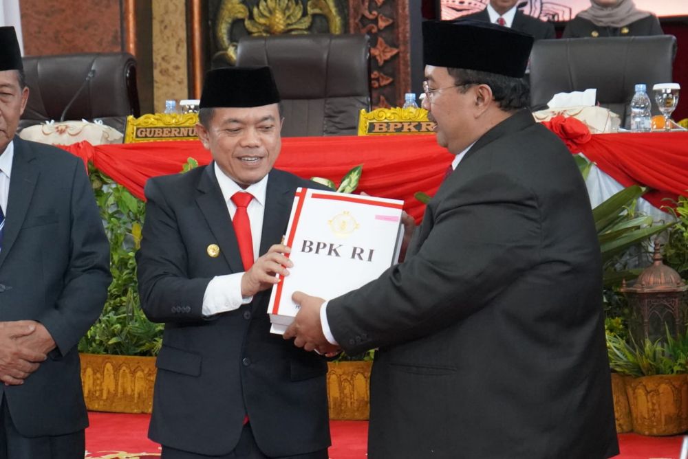 Gubernur Al Haris Saat Menerima LHP Atas LKPD Provinsi Jambi Tahun 2022