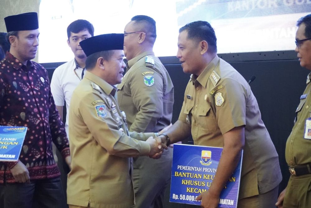 Gubernur Al Haris Saat Menyerahkan Bantuan Keuangan Kepada Camat Usai Rakor