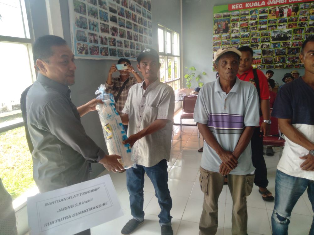 Sekda Sapril saat memberikan bantuan alat tangkap kepada para nelayan di Kecamatan Kuala Jambi