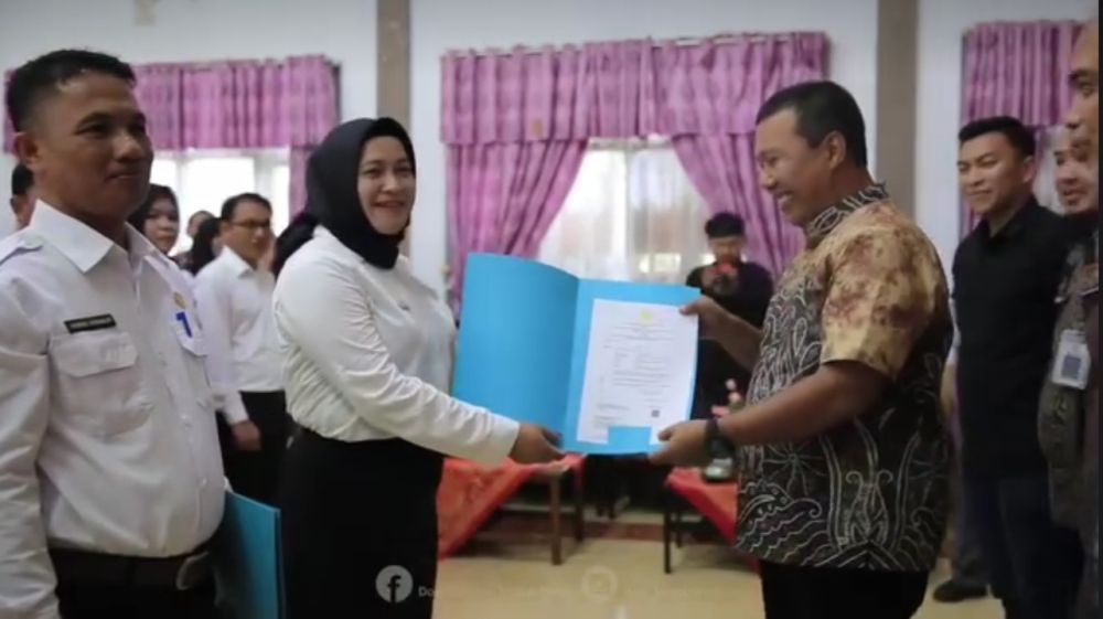 Bupati Romi Menyerahkan SK P3K Tenaga Guru 