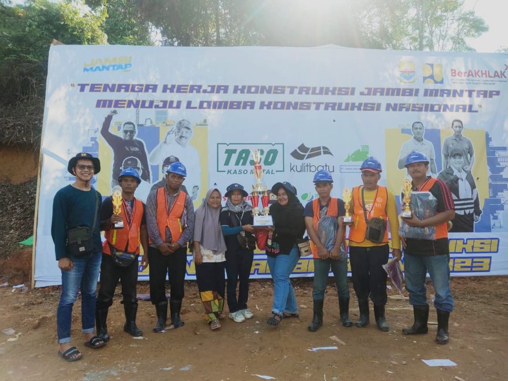 Foto Bersama Tim Pekerja Konstruksi Dinas PUPR Kabupaten Tanjabtim