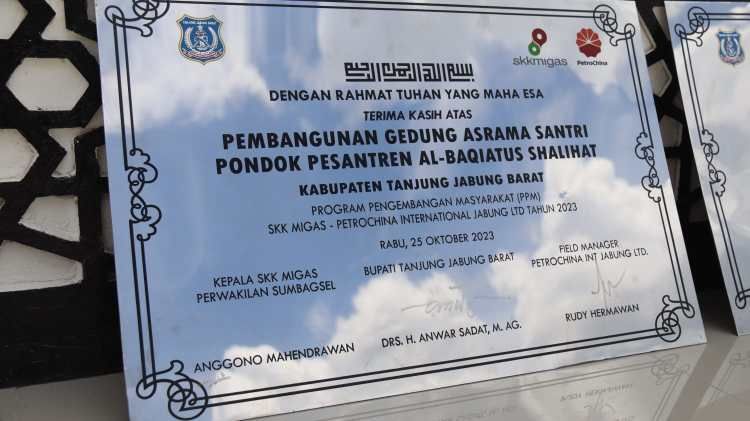 Prasasti Bangunan Gedung Asrama Pondok Pesantren Al-Baqiyatush Shalihat Kuala Tungkal yang Dibangun oleh SKK Migas dan PetroChina.