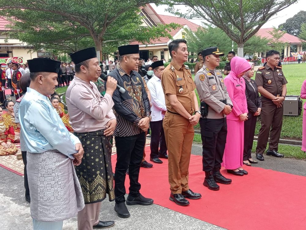 Ketua DPRD, Pj Bupati dan Kapolres Muaro Jambi lama menanti kedatangan Kapolres Baru.