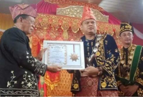 Prosesi Pemberian gelar Adat 