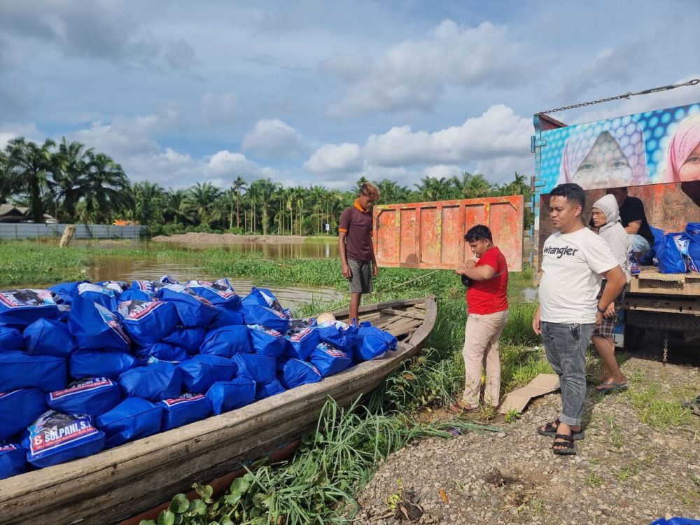 Sulpani saat mendistribusikan bantuan sembako untuk korban banjir