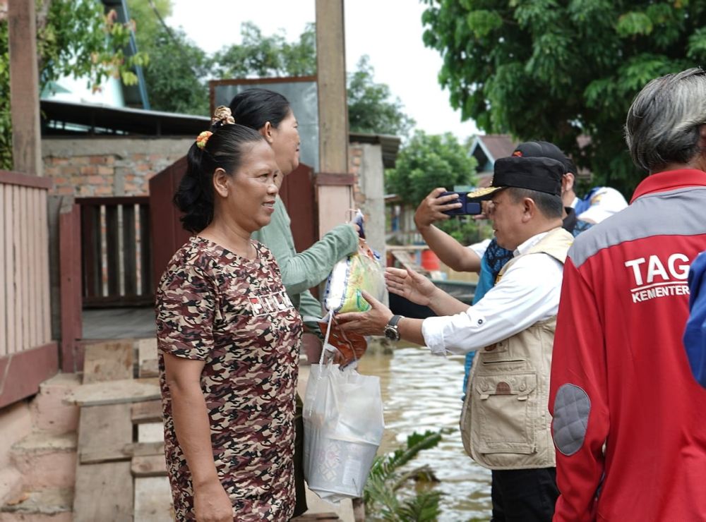 Gubernur Al Haris Antar Bantuan ke Warga terdampak Banjir