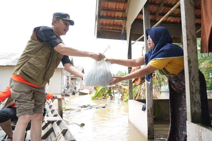 Pj Bupati Muaro Jambi Buchyani saat menyerahkan Bantuan kepada Korban Banjir 