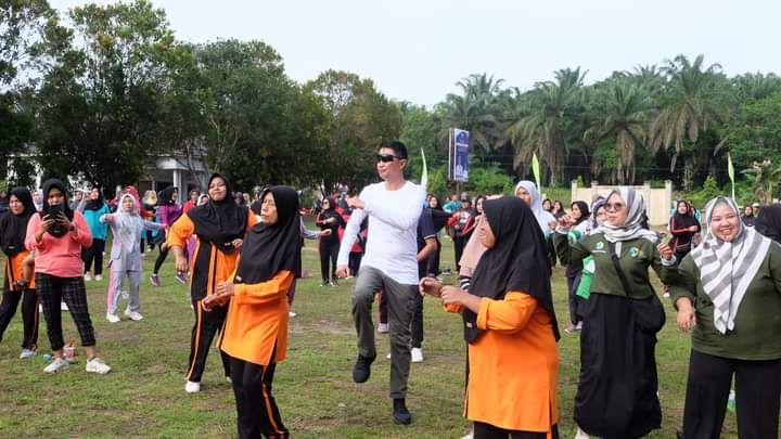 Pj Bupati Muaro Jambi baju kaos putih saat melakukan senam sehat bersama Masyarakat