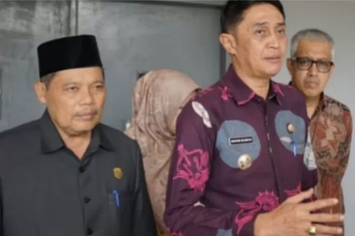 Waka DPRD Muaro Jambi Pakai kemeja Hitam 