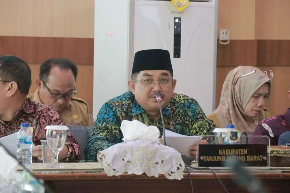 Bupati Tanjab Barat saat menghadiri Entry Meeting Tim BPK - RI Perwakilan Jambi 