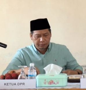 Ketua DPRD Tanjabtim Mahrup saat membaca usulan Masyarakat 